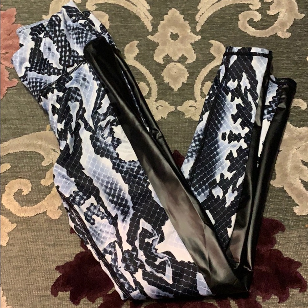 Snake print leggings
